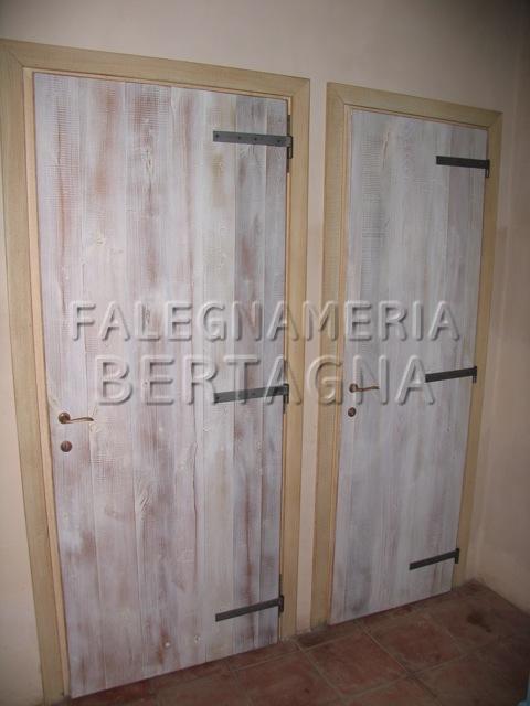 Porte country in legno naturale