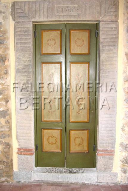 Porta artigianale in legno verde con riquadri chiari
