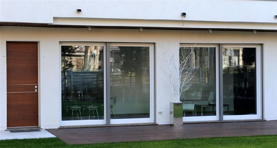 Porte finestre scorrevoli con telaio in PVC